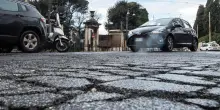 Nuovo ciclone su Roma: scandalo corruzione per la manutenzione delle strade