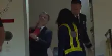 Macron schiaffeggiato da Brigitte? La conferma dell'Eliseo: "Piccola lite" | VIDEO