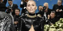 "Finita in terapia intensiva": Miley Cyrus fa spaventare i fan. Cosa è successo
