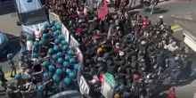 Bastonate ai poliziotti, violenza rossa al corteo contro il dl Sicurezza: gli scontri | VIDEO