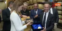 Metsola visita caseificio a Modena, in dono forma Parmigiano Reggiano con suo nome e stelle europee