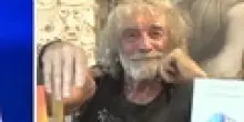 "Non si muoveva più. Chi ha cani, sa...": Mauro Corona si commuove in diretta