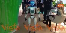 Il Robot di Deloitte, Solaria, saluta i giornalisti e racconta dove vorrebbe fare le vacanze