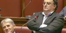 "Per 8 minuti...", la sceneggiata del dem: come protesta per il del Sicurezza | VIDEO