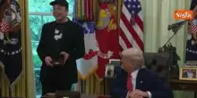 Finiscono i 130 giorni del mandato di Elon Musk alla Casa Bianca, Trump gli dona una chiave d'oro