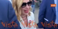 "Ciao Alex", la premier Meloni saluta il Direttore di Vista al suo arrivo alla parata del 2 Giugno