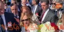 Per Meloni un mazzo di fiori tricolore al suo arrivo alla parata del 2 Giugno