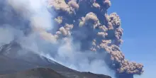 Etna, l'eruzione del vulcano fa paura: il video del crollo del cratere