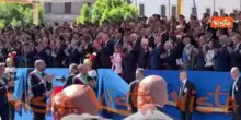 2 Giugno, applausi al passaggio dei sindaci alla parata. Mattarella li saluta con la mano