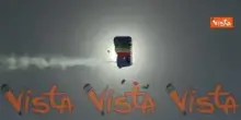 2 Giugno, i paracadutisti della "Folgore" atterrano alla parata con un tricolore gigante