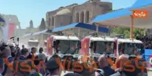 2 Giugno, le spazzatrici dell'Ama su Via dei Fori Imperiali dopo passaggio dei cavalli alla parata