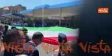 2 Giugno, gigantesca bandiera tricolore srotolata ai Fori Imperiali al termine della parata