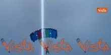 2 Giugno, i paracadutisti scendono su Via dei Fori Imperiali con un'enorme bandiera tricolore
