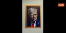 Esposto alla Casa Bianca il nuovo ritratto di Donald Trump. Sguardo serio e cravatta rossa