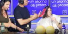 Elly Schlein dall'armocromista al coiffeur: ciocca tinta di rosso in diretta | VIDEO