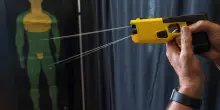 Pescara, muore dopo essere stato colpito col taser. Indaga la Procura