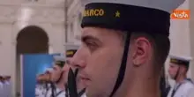 Meloni riceve Macron a Palazzo Chigi, sorrisi e baci sulle guance con il Presidente francese