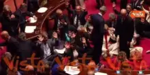 Decreto Sicurezza, Pd M5s e Avs in Aula si siedono in centro dell'Aula al Senato per protesta
