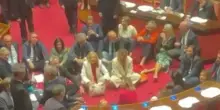 Dl Sicurezza, è bagarre: i senatori delle opposizioni si siedono per terra | VIDEO