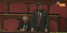 "Vergogna, vergogna", la protesta delle opposizioni in Aula contro Dl Sicurezza. Seduta sospesa