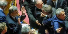 Ok al dl Sicurezza è legge, rissa sfiorata. Calenda a Balboni: "Ci vediamo a Colle Oppio"