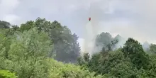 Monte Mario, il rogo vicino a una tendopoli. Vigili del fuoco al lavoro con gli elicotteri