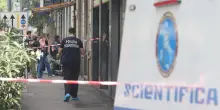 Si lancia nel vuoto dalla casa in fiamme e muore: "Porta chiusa dall'esterno"