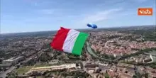 2 Giugno, l'esibizione dei paracadutisti su Via dei Fori Imperiali vista dall'elicottero