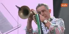 L'esibizione di Paolo Fresu sul palco della manifestazione pro Gaza a Roma