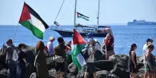 Madleen fermata. Greta e gli altri "guarderanno un video delle atrocità di Hamas"