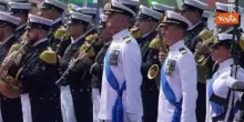 Mattarella a Genova accolto da bambini che sventolano tricolore, poi gli onori militari con Crosetto