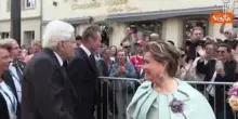 "È il mio idolo", l'emozione di una signora italiana che stringe la mano a Mattarella in Lussemburgo