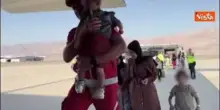 A bordo del volo dell'Aeronautica che ha portato in Italia Adam e altri bimbi feriti di Gaza