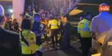 Il piccolo Adam scende da aereo a Linate col pallone donato da Tajani
