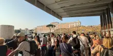 Caos taxi alla stazione Termini. Le mille licenze di Gualtieri sono fantasma