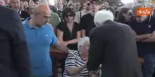 Mattarella a funerali brigadiere Legrottaglie abbraccia parenti del Carabiniere ucciso da malvivente