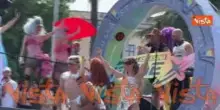 Rose Villain sul carro del Muccassassina sventola la bandiera palestinese al Pride di Roma