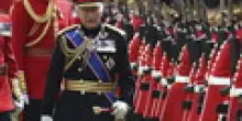 Carlo III al Trooping the Colour, quella carrozza che risveglia i timori per la salute...
