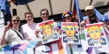 "Censurate sto carro": anche Magi al Pride dell'odio. Meloni e Trump truccati da pagliacci