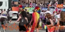 Animalisti travestiti da frati al Pride di Roma con i cartelli "Free animals"