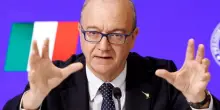 "Stop ai cellulari in classe alle superiori". Scuola, lo stop di Valditara