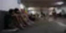 Gli abitanti di Tel Aviv si rifugiano in un parcheggio sotterraneo