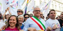 Gualtieri ci casca ancora: dopo la piazza pro Europa finanzia pure il Pride dell'odio