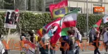 Manifestazione a Roma per la pace, ci sono anche bandiere dell'Iran e della Russia