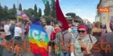 Camminando con la manifestazione contro il riarmo a Roma, immagini