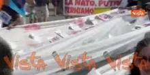 Bandiera della pace gigante alla manifestazione contro il riarmo a Roma, immagini