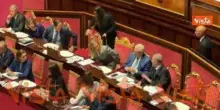 Applauso per Meloni che lascia Senato dopo discussione su Consiglio Ue. Lei saluta con la mano
