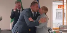 Meloni in abito celeste alla prima giornata del Consiglio Europeo a Bruxelles