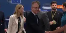 Macron con i capelli spettinati arriva a Bruxelles per il Consiglio Europeo