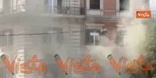 Incendio a piazza Vittorio a Roma all'angolo del giardino, intervengono i Vigili del Fuoco